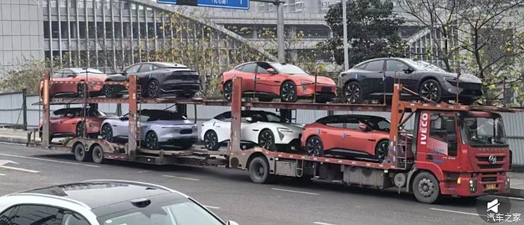 阿维塔06实车曝光 外观内饰多种配色 设计依然很潮 纯电+增程