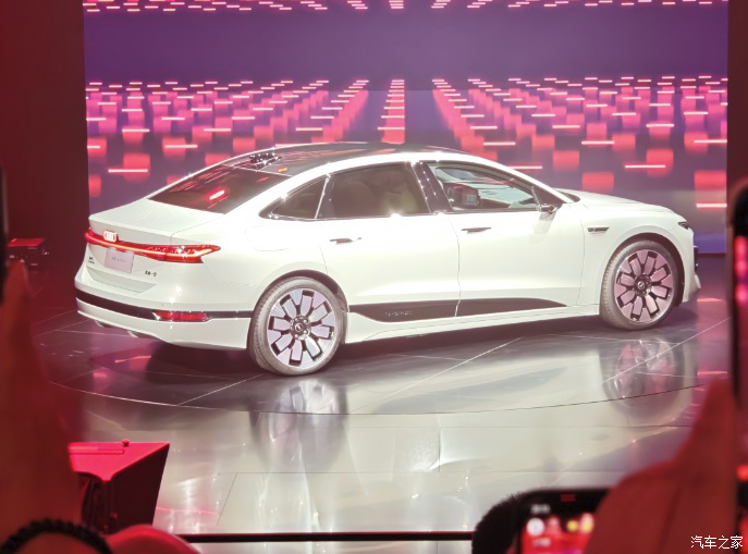 奥迪A6L e-tron等多款重磅车型亮相 2025上海车展大众集团之夜