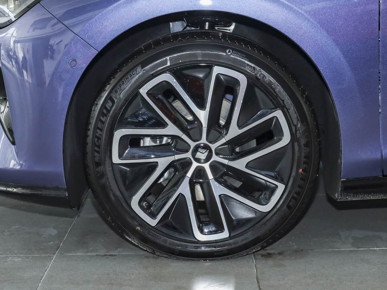 比智驾拼配置宝骏享境PK特斯拉Model Y，你会选谁？