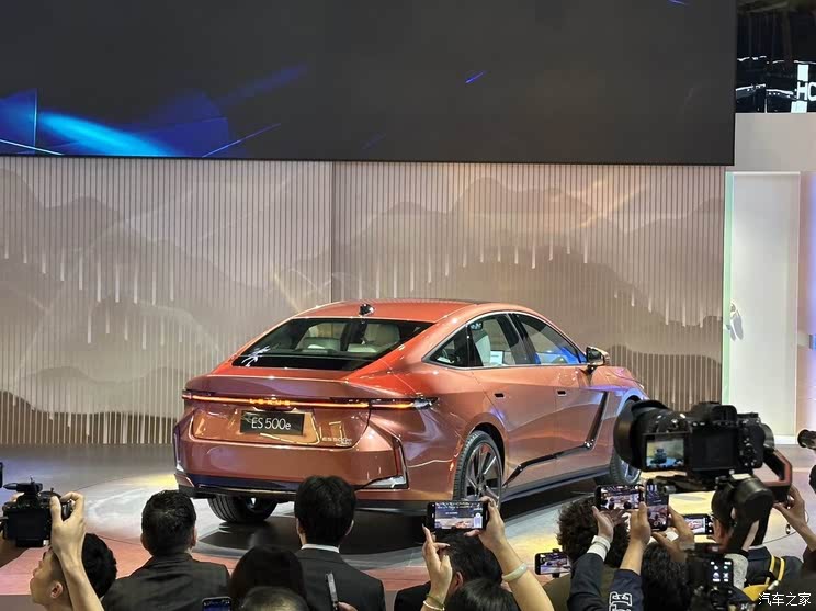 全新雷克萨斯ES/极氪9X/仰望U8L等 2025上海车展新车汇总（下）