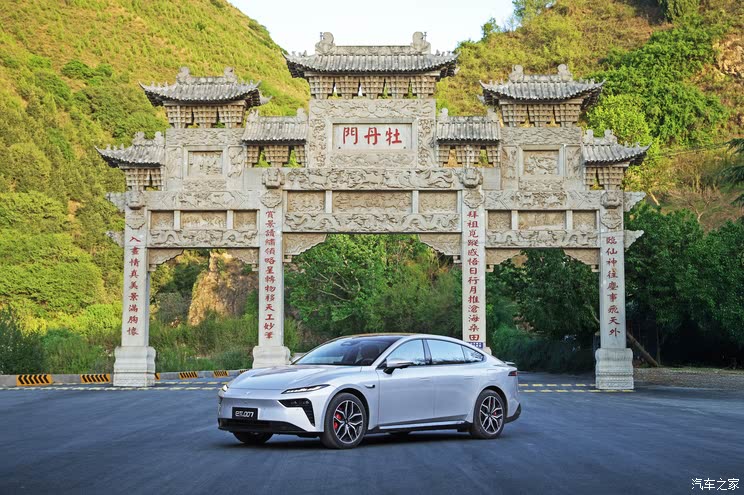即将上市 纯电/增程双动力 2025款东风奕派eπ007实车亮相