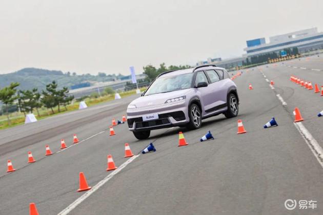 190km/h＋侧翻体验│我隐约发现EO（ELEXIO）的售价好像是……