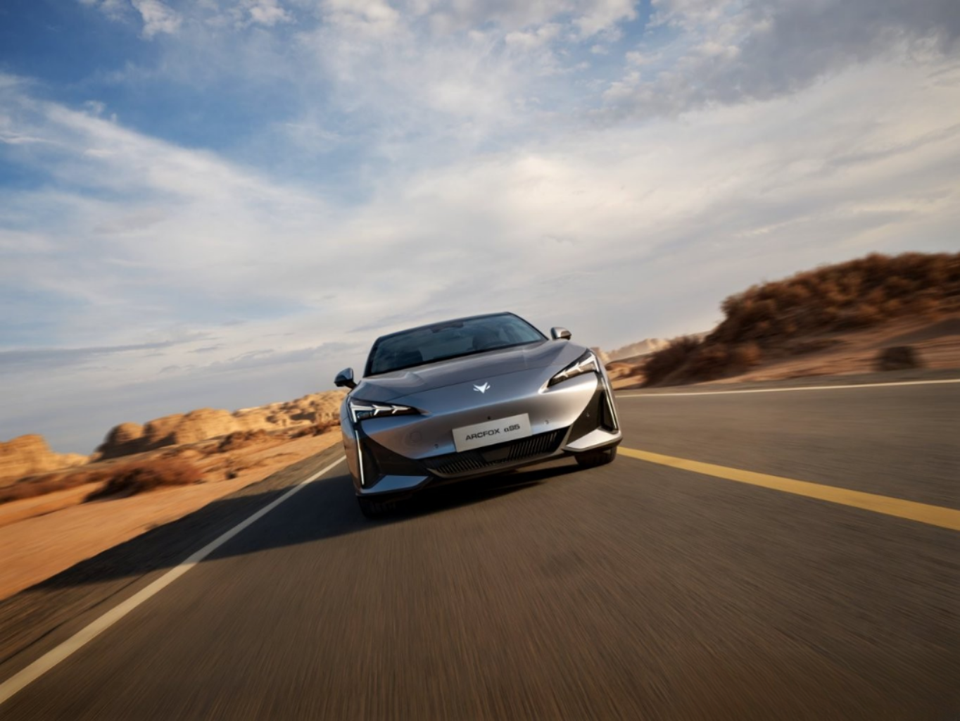 极狐新阿尔法S5的主动预判 vs 零跑B01的记忆泊车