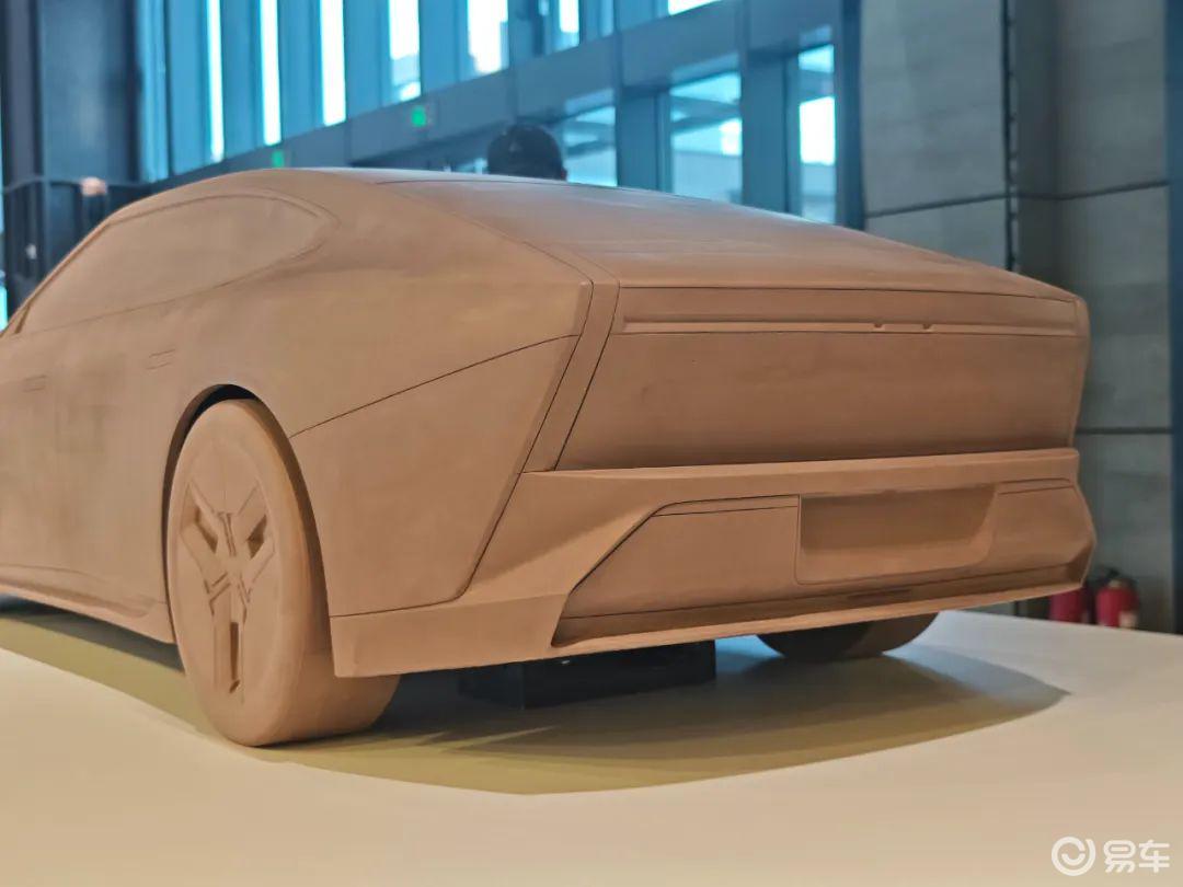 小鹏P7的屁股撞不凹了