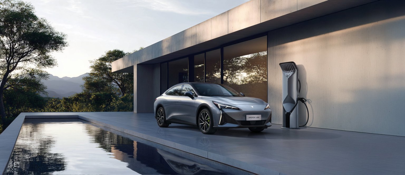 极狐新阿尔法S5与零跑B01,谁能承包你的全场景出行?