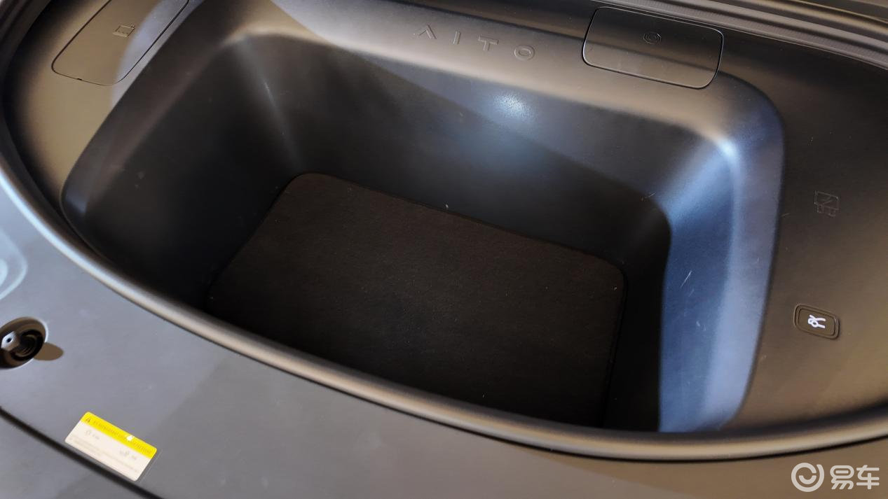 夜紫风暴席卷商圈!问界M8纯电版的静奢美学革命!