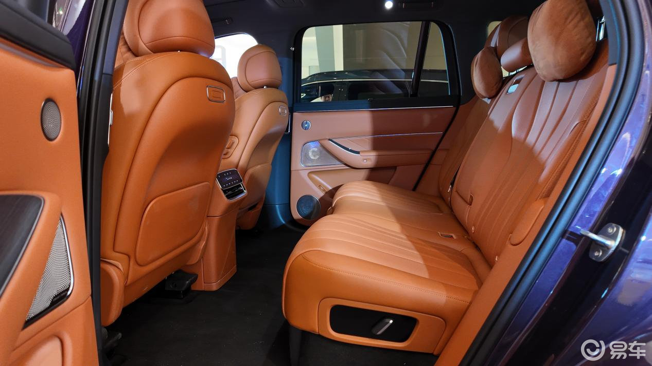 夜紫风暴席卷商圈!问界M8纯电版的静奢美学革命!