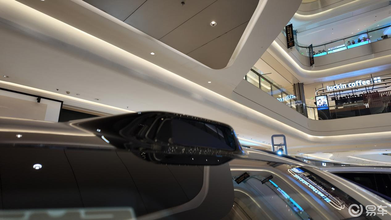 夜紫风暴席卷商圈!问界M8纯电版的静奢美学革命!