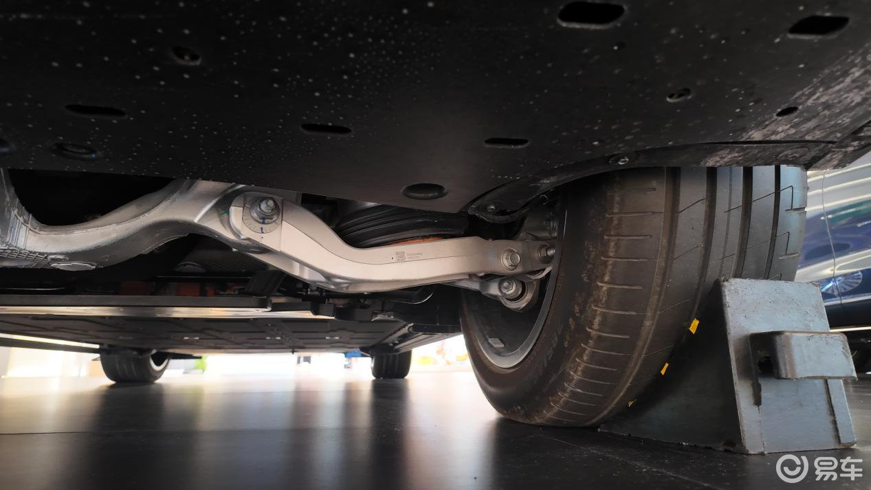 夜紫风暴席卷商圈!问界M8纯电版的静奢美学革命!