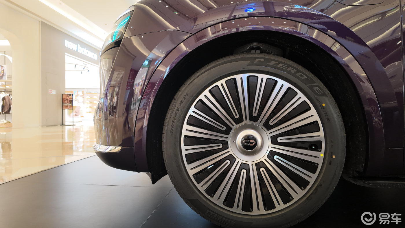 夜紫风暴席卷商圈!问界M8纯电版的静奢美学革命!