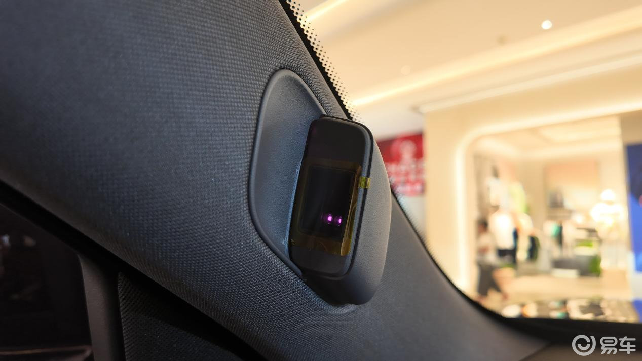 夜紫风暴席卷商圈!问界M8纯电版的静奢美学革命!