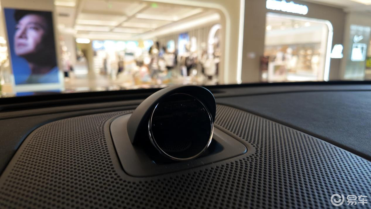 夜紫风暴席卷商圈!问界M8纯电版的静奢美学革命!