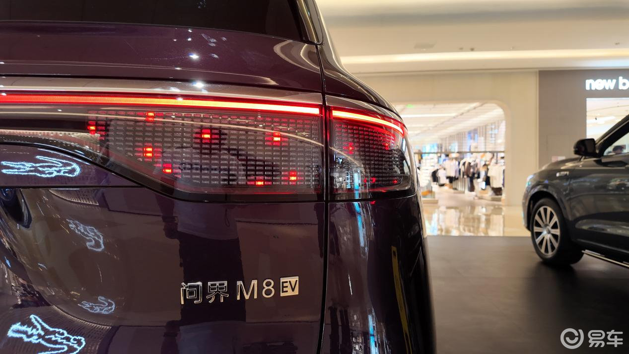夜紫风暴席卷商圈!问界M8纯电版的静奢美学革命!