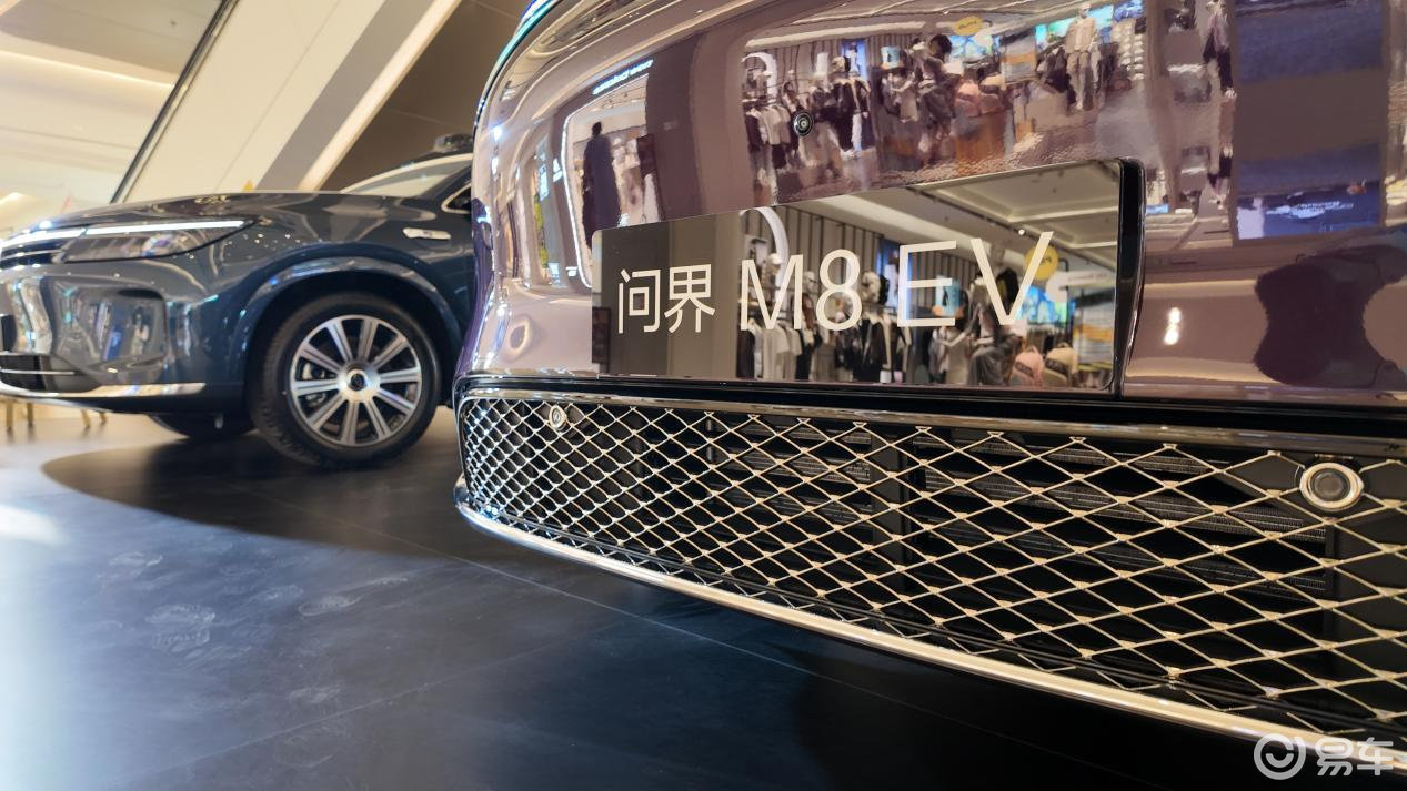 夜紫风暴席卷商圈!问界M8纯电版的静奢美学革命!