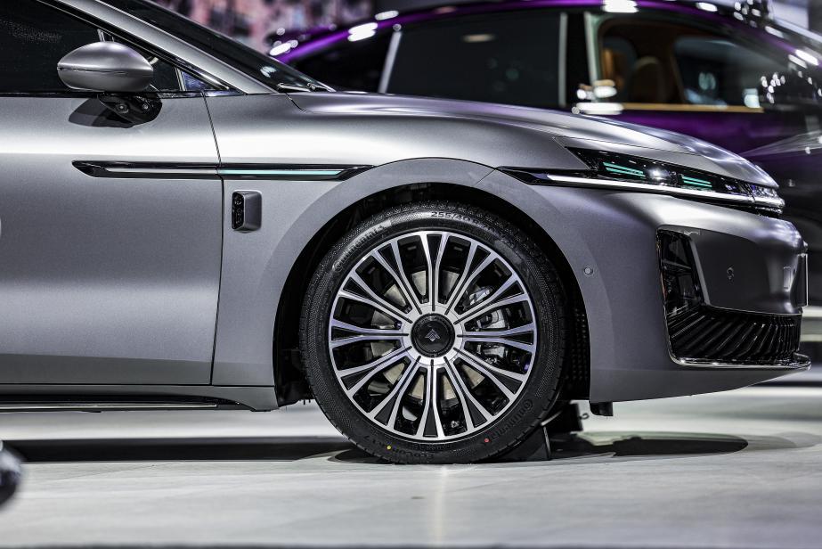 广汽昊铂首款智慧旗舰轿车A800亮相成都车展