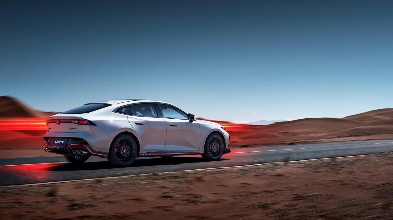 UNI-V对比凌渡L,都是2.0T掀背车,选哪个更合适?