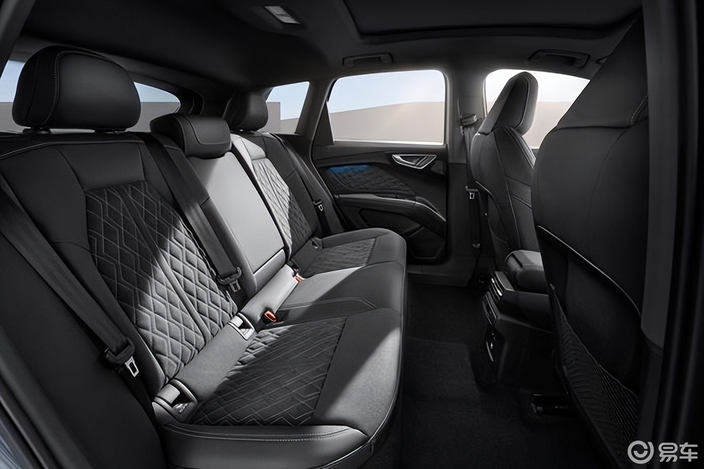 AUDI字母标还是不值钱？四环标没了，奥迪也得降价求生