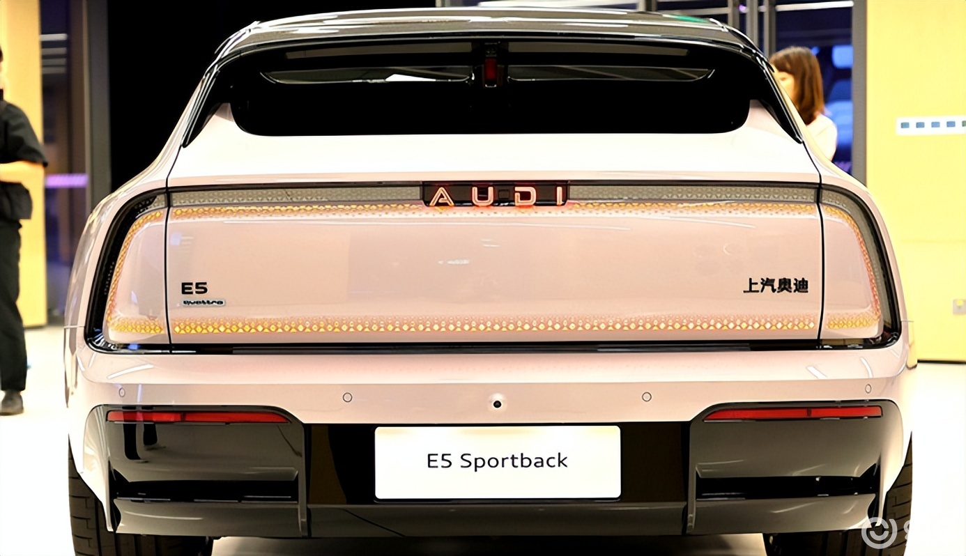 AUDI字母标还是不值钱？四环标没了，奥迪也得降价求生