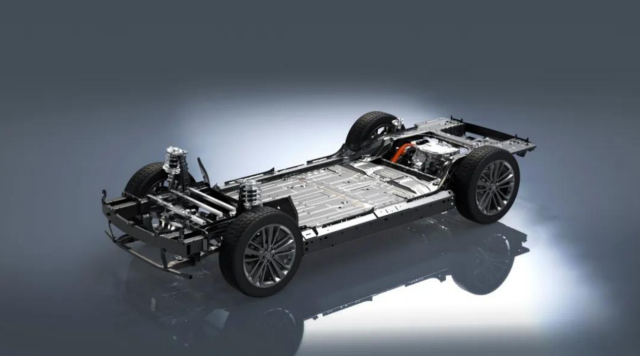 哪款车能更好解决夏季用车痛点?零跑B01还是秦L EV