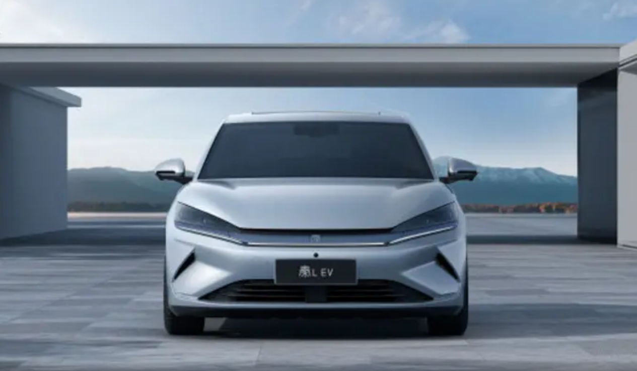 哪款车能更好解决夏季用车痛点?零跑B01还是秦L EV