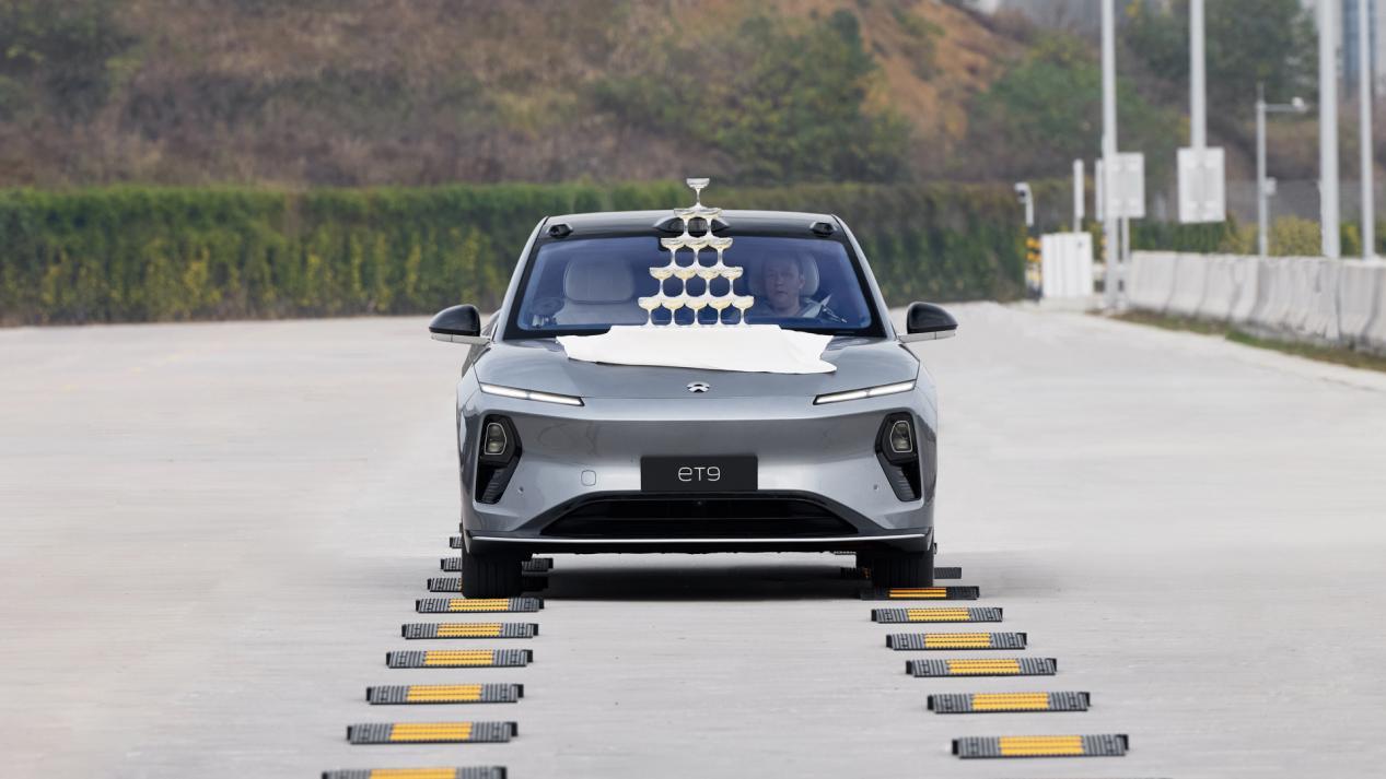 保时捷车主喜欢蔚来ET9的设计和底层技术和高级的驾驶!