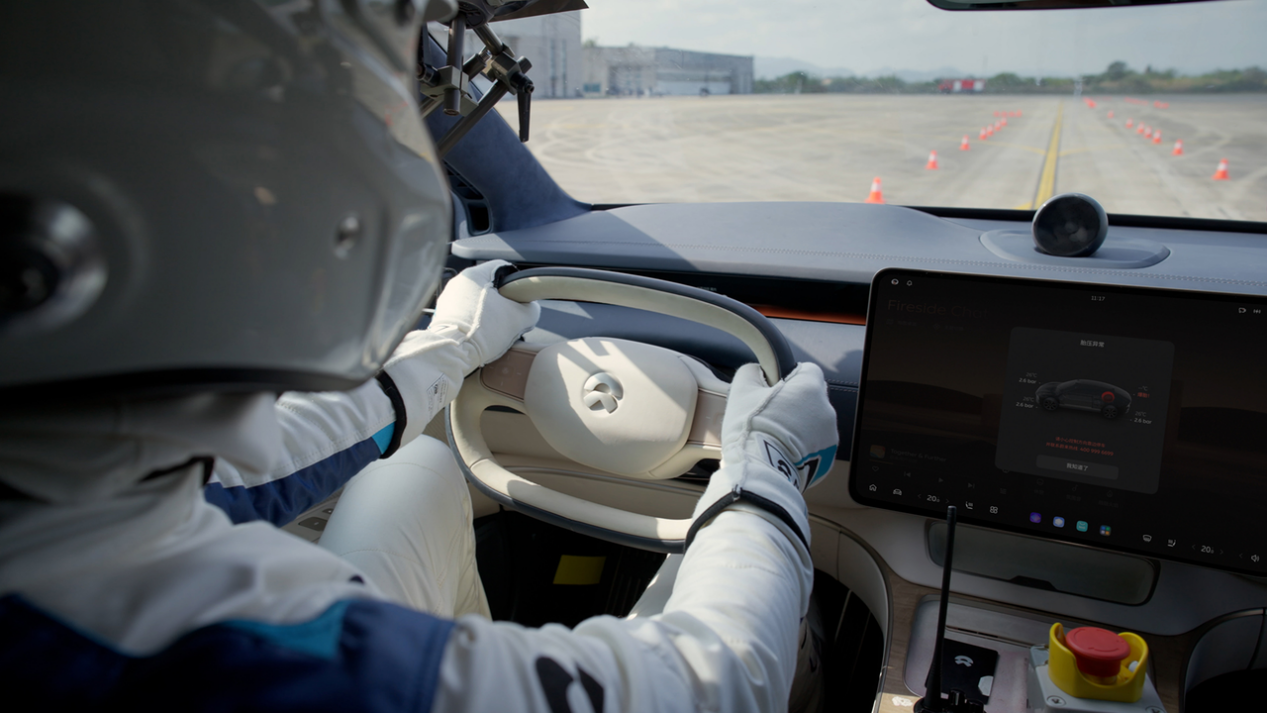 保时捷车主喜欢蔚来ET9的设计和底层技术和高级的驾驶!