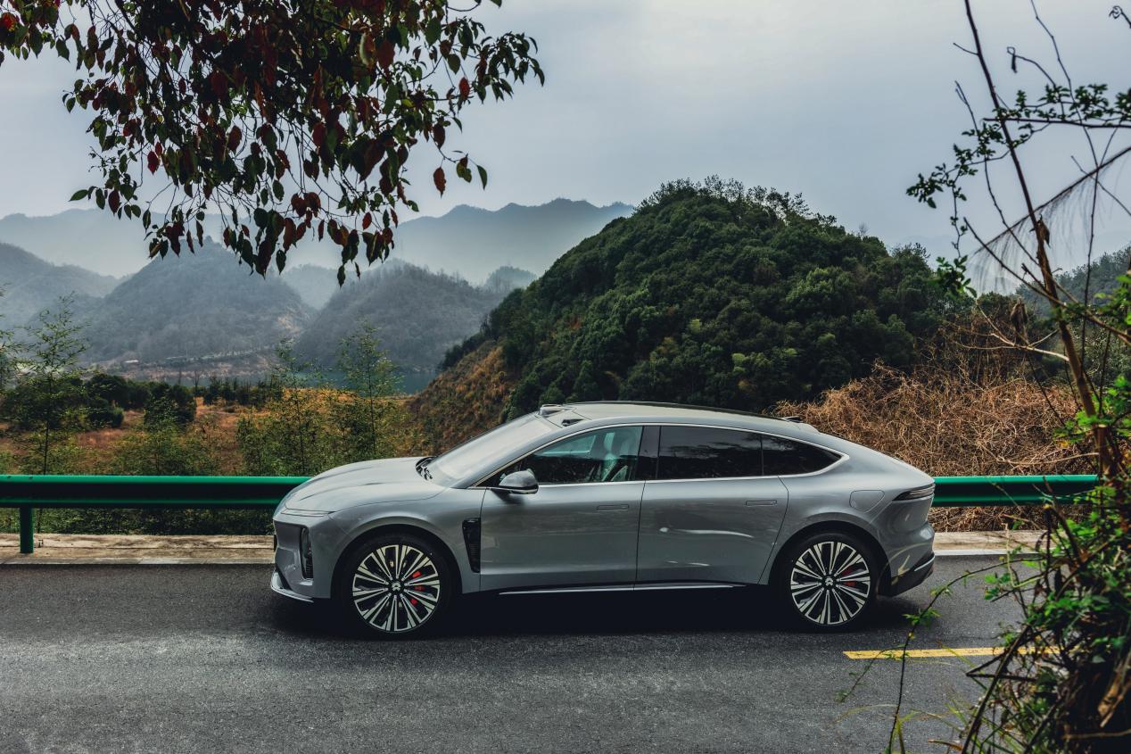 保时捷车主喜欢蔚来ET9的设计和底层技术和高级的驾驶!