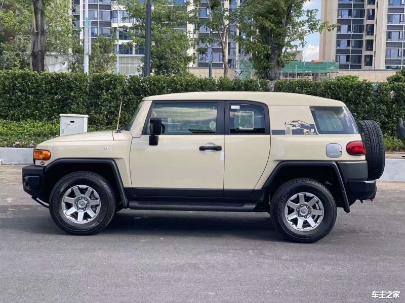 2023款中东版丰田酷路泽FJ国六现车回归